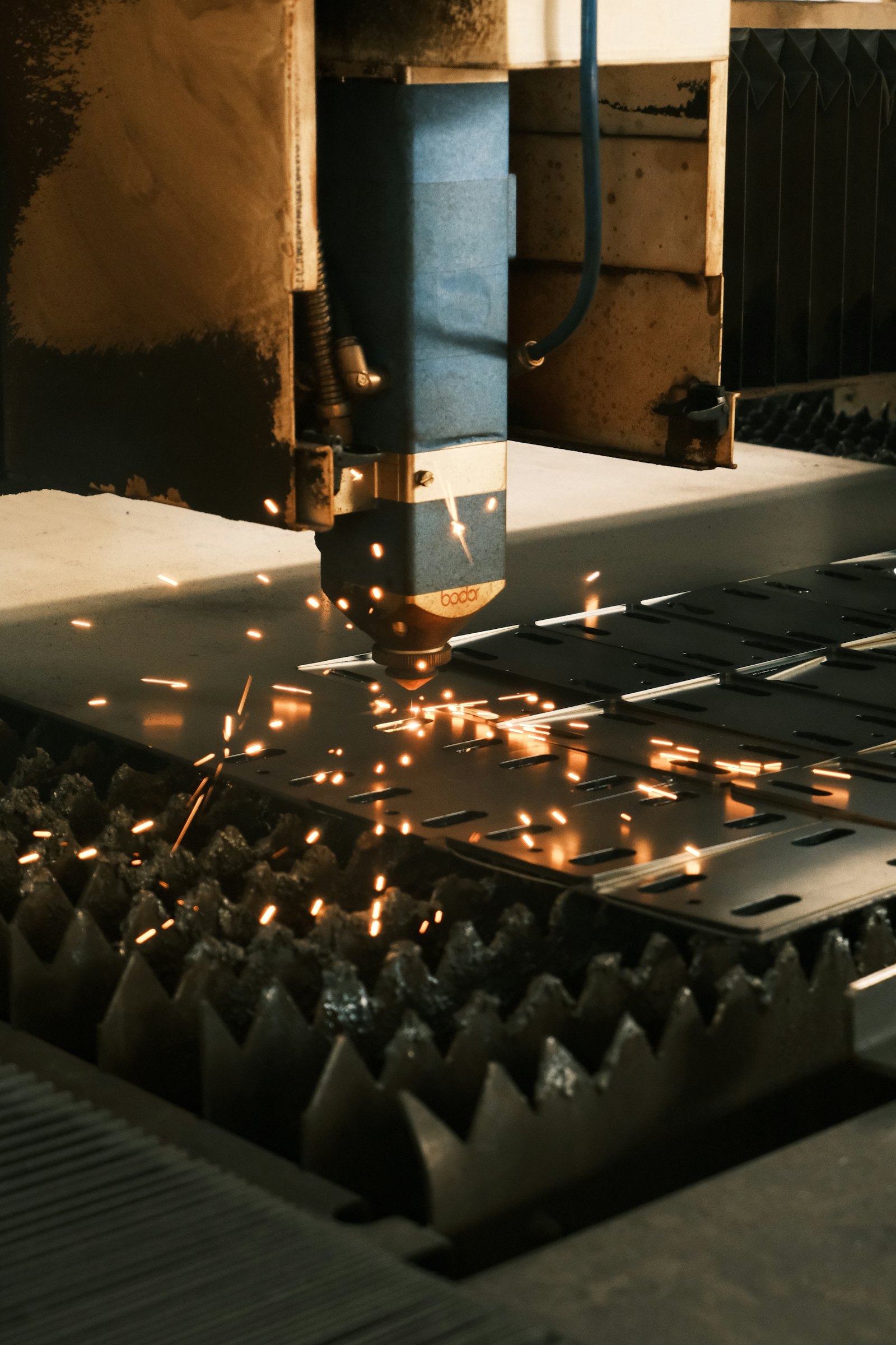 Efa Metal atölyesinde CNC fiber lazer ile hassas sac kesimi