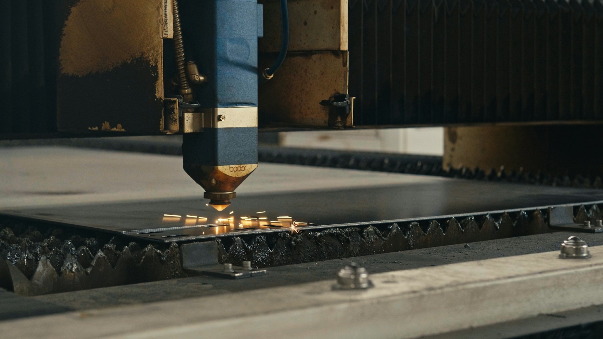 Efa Metal fiber lazer kesim tezgahında kıvılcımlarla sac kesimi