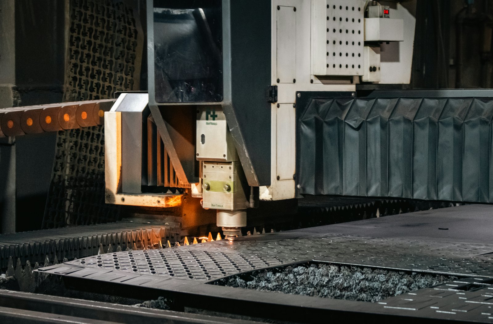 Efa Metal CNC fiber lazer kesim makinesi ve işlenmiş sac tabla